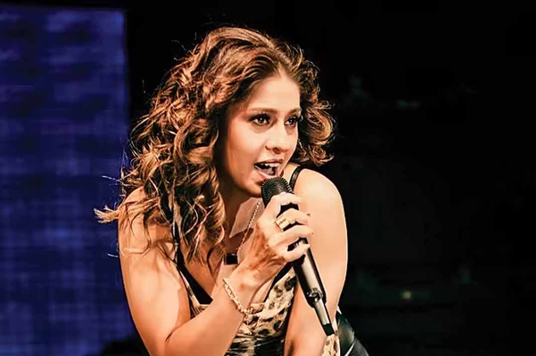 Sunidhi-Chauhan-became-emotional-during-her-live-image