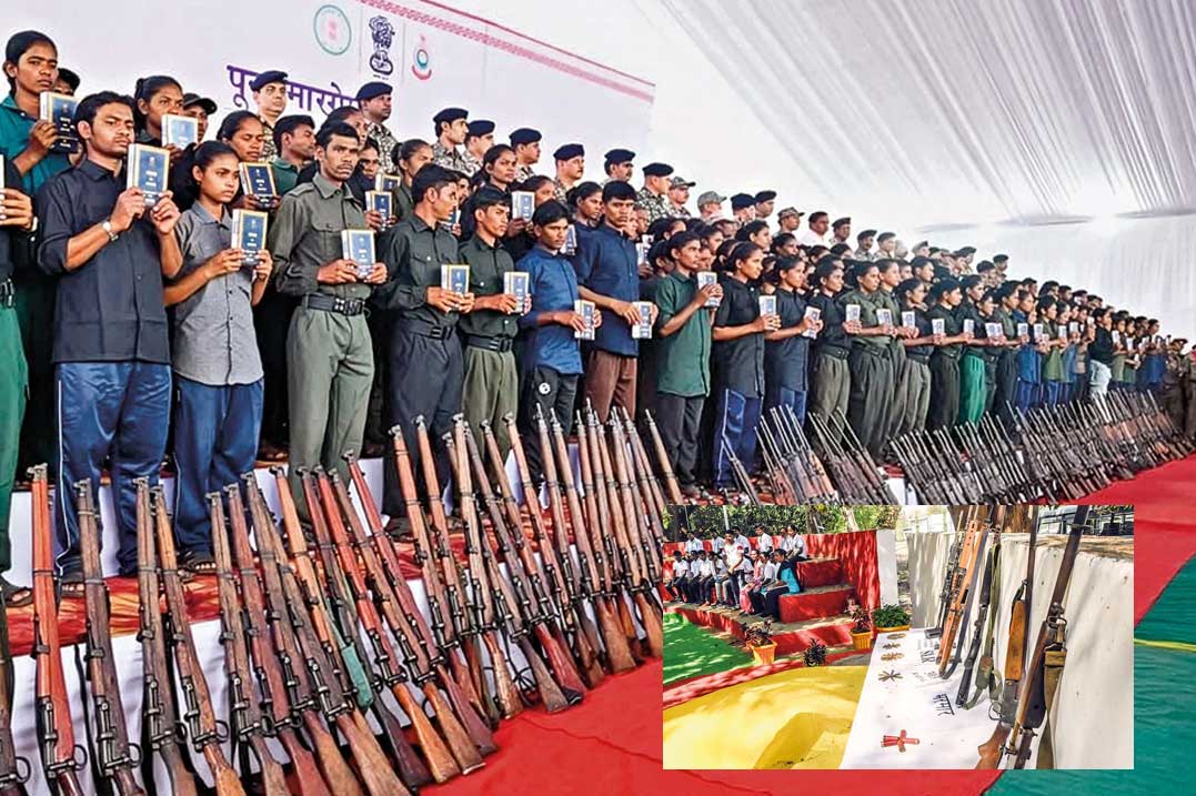 आंध्र प्रदेश में 48 लाख के इनामी 9 नक्सलियों ने सरेंडर किया, जिसमें 25 लाख का इनामी वरिष्ठ माओवादी नेता भी शामिल है। छत्तीसगढ़ में भी AK-47 और इंसास राइफल बरामद हुई।