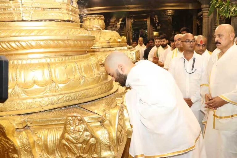 अनंत अंबानी तिरुमला श्री वेंकटेश्वर स्वामी मंदिर में मुंडन के बाद भगवान वेंकटेश्वर के दर्शन करते हुए।