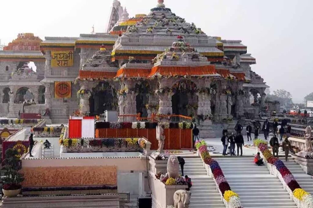 अयोध्या का भव्य राम मंदिर, फूलों और पारंपरिक सजावट से सुसज्जित मुख्य मंदिर परिसर