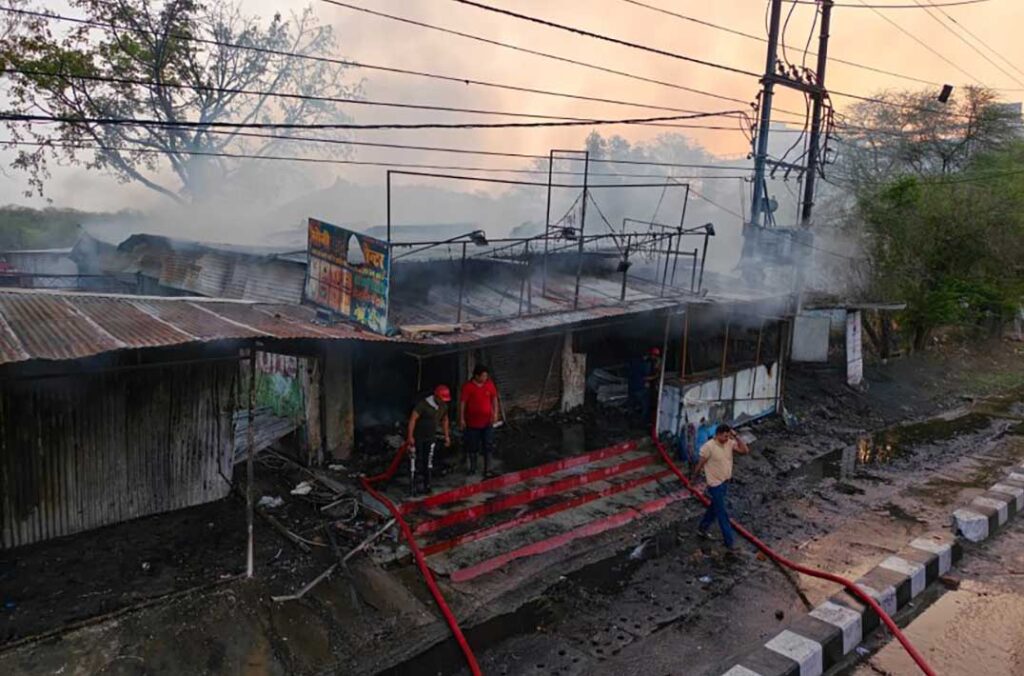 भोपाल में पटाखा दुकान में भीषण आग, लगातार धमाकों से दहला बैरागढ़ रोड