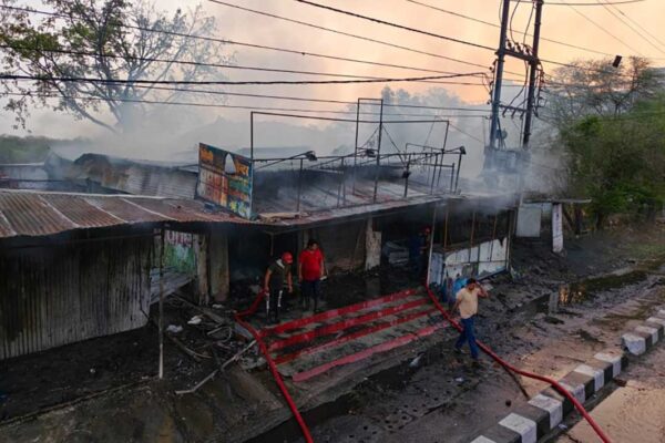 भोपाल में पटाखा दुकान में भीषण आग, लगातार धमाकों से दहला बैरागढ़ रोड