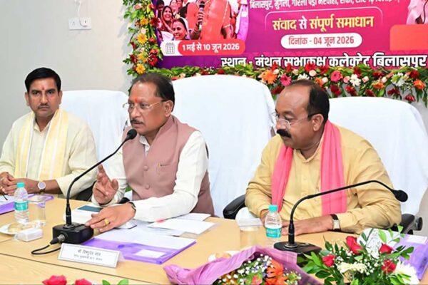 मुख्यमंत्री विष्णुदेव साय बिलासपुर में सुशासन तिहार के दौरान अधिकारियों की समीक्षा बैठक लेते हुए, राजस्व प्रकरणों, पेयजल व्यवस्था और खरीफ सीजन की तैयारियों पर चर्चा करते हुए।