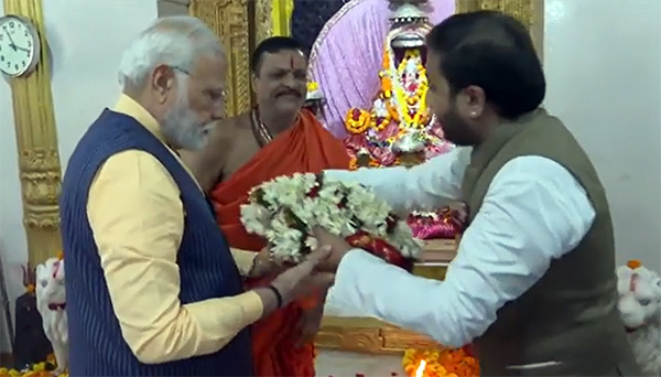 प्रधानमंत्री नरेंद्र मोदी ने भी बस्तर स्थित मां दंतेश्वरी मंदिर में दर्शन और पूजा-अर्चना की