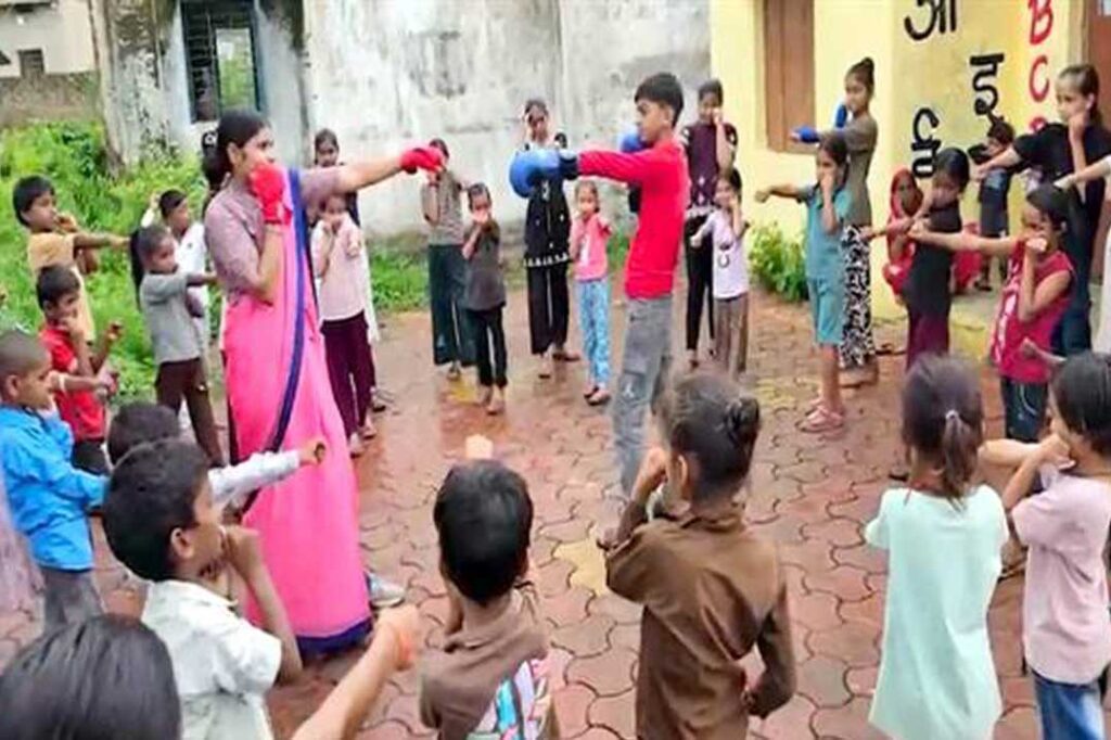 उज्जैन की बॉक्सर और आंगनवाड़ी कार्यकर्ता दिव्या नागर बच्चों को खेल और फिटनेस के लिए प्रेरित करते हुए